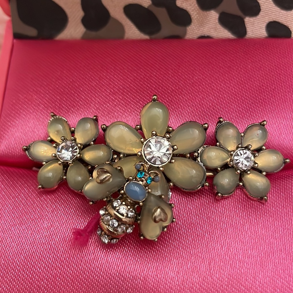 Vintage Betsey Johnson double knuckle buster rhinestone flower bumble bee ring